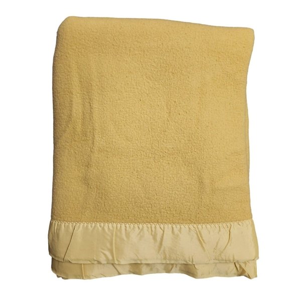 Vintage Twin Size Blanket Mustard Yellow W/ Satin Binding 79” Long X 67 “ Wide - Picture 3 of 5